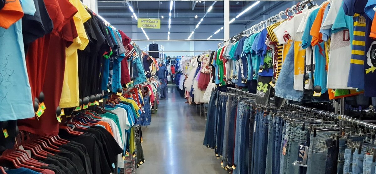 Магазины дешевой одежды и обуви открылись в регионе одними из первых. Фото: Правила Покупки