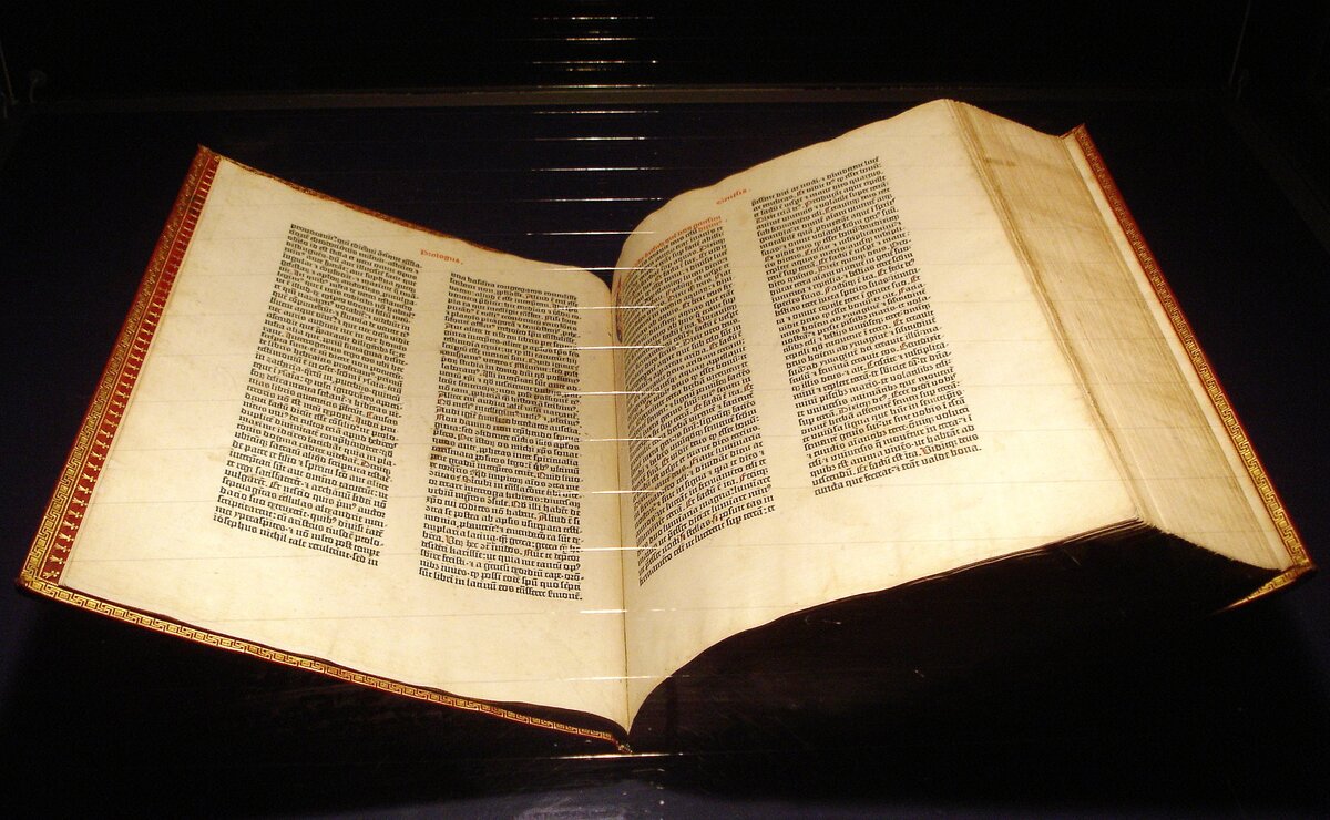 Библия Гутенберга (1453-1455). Экземпляр из музея в Майнце.