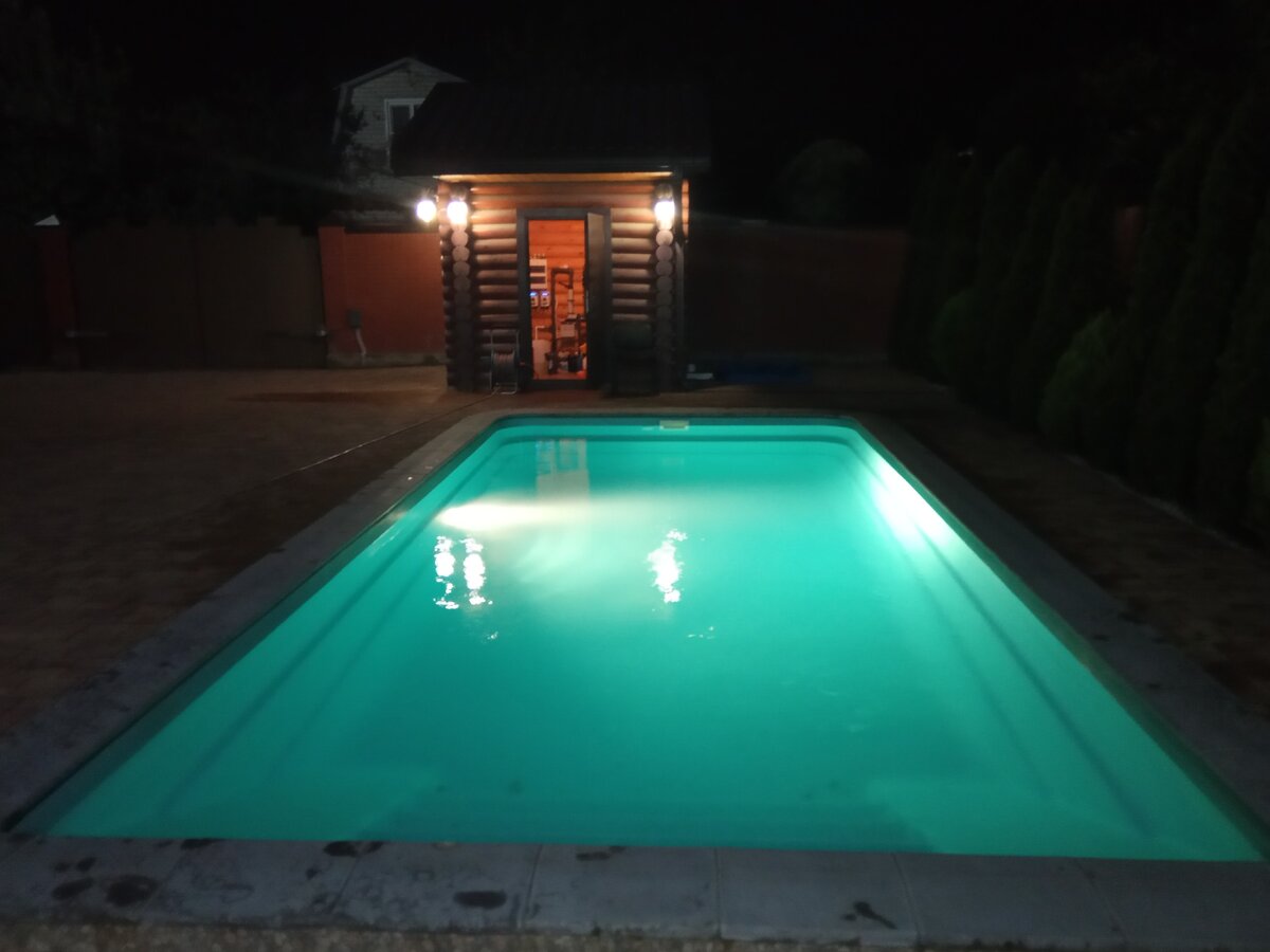 Так выглядит бассейн ночью.Листайте дальше...