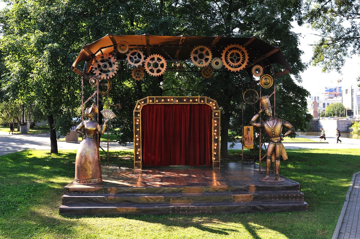 Театральная уличная сцена в стиле "Стимпанк" для международного кукольного фестиваля в Екатеринбурге