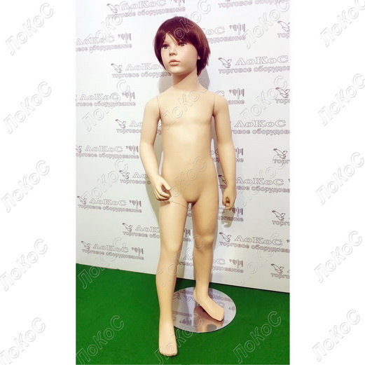 Манекен детский полноростовой, девочка, 1901/9013 (BM747).Рост - 110, объемы - 56,5-51-63см.Волосы - парик, короткие, цвет - темно-русый. Глаза - зелёные.Подставка - металлическая, крепление - пятка/голень.