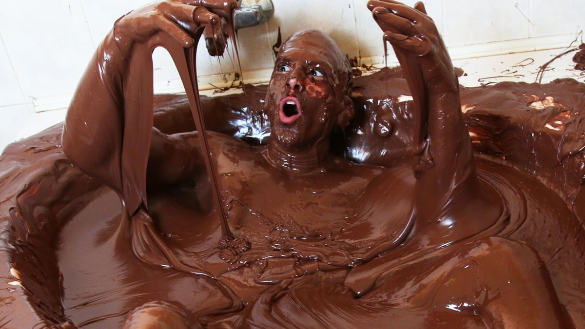 Остатки грязи. Девушка обмазанная шоколадом. Негр в шоколаде.