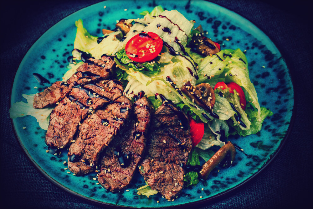 Теплый салат с телятиной под имбирным соусом и бальзамическим кремом