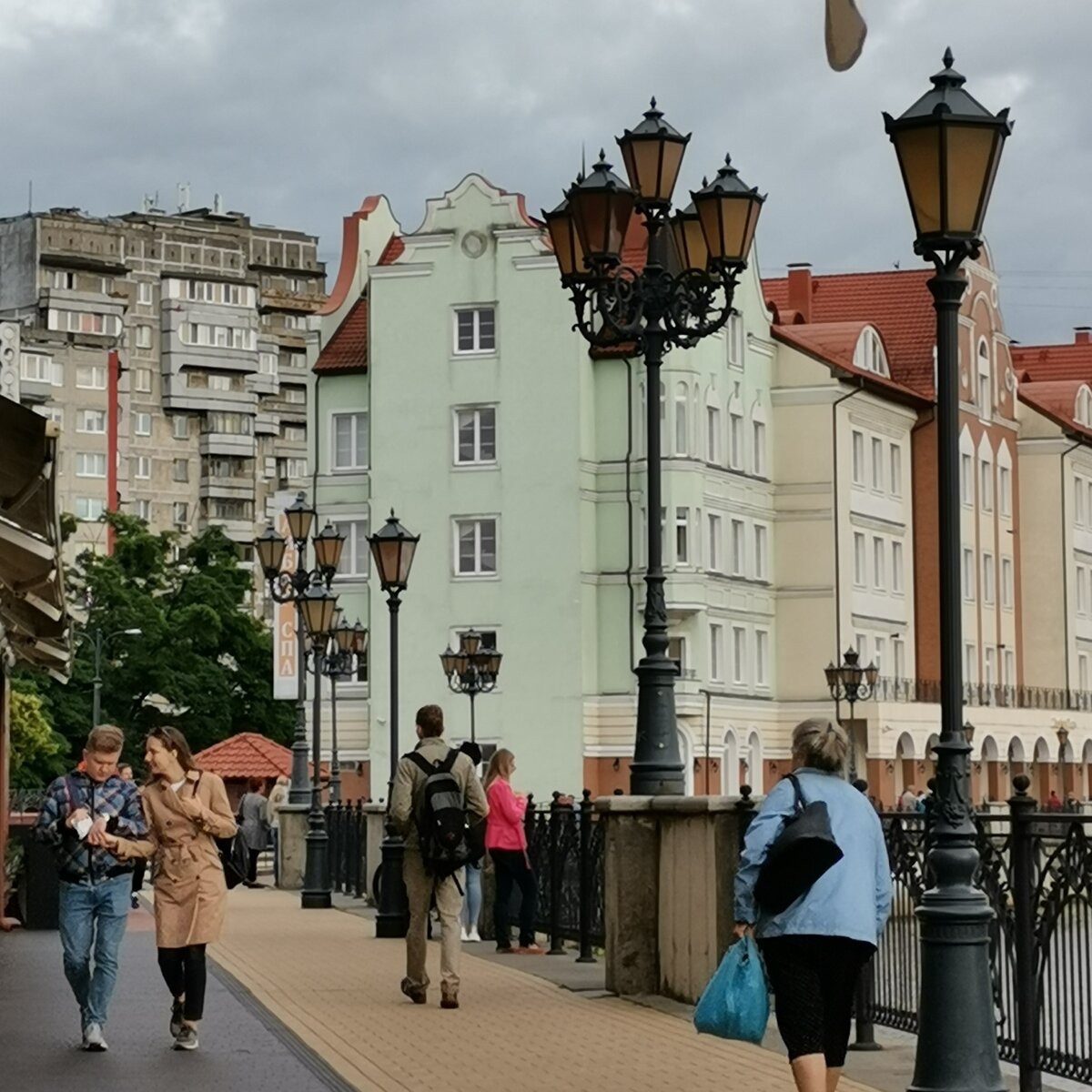 А вот и уродливые советские панельки на фоне красивых домиков