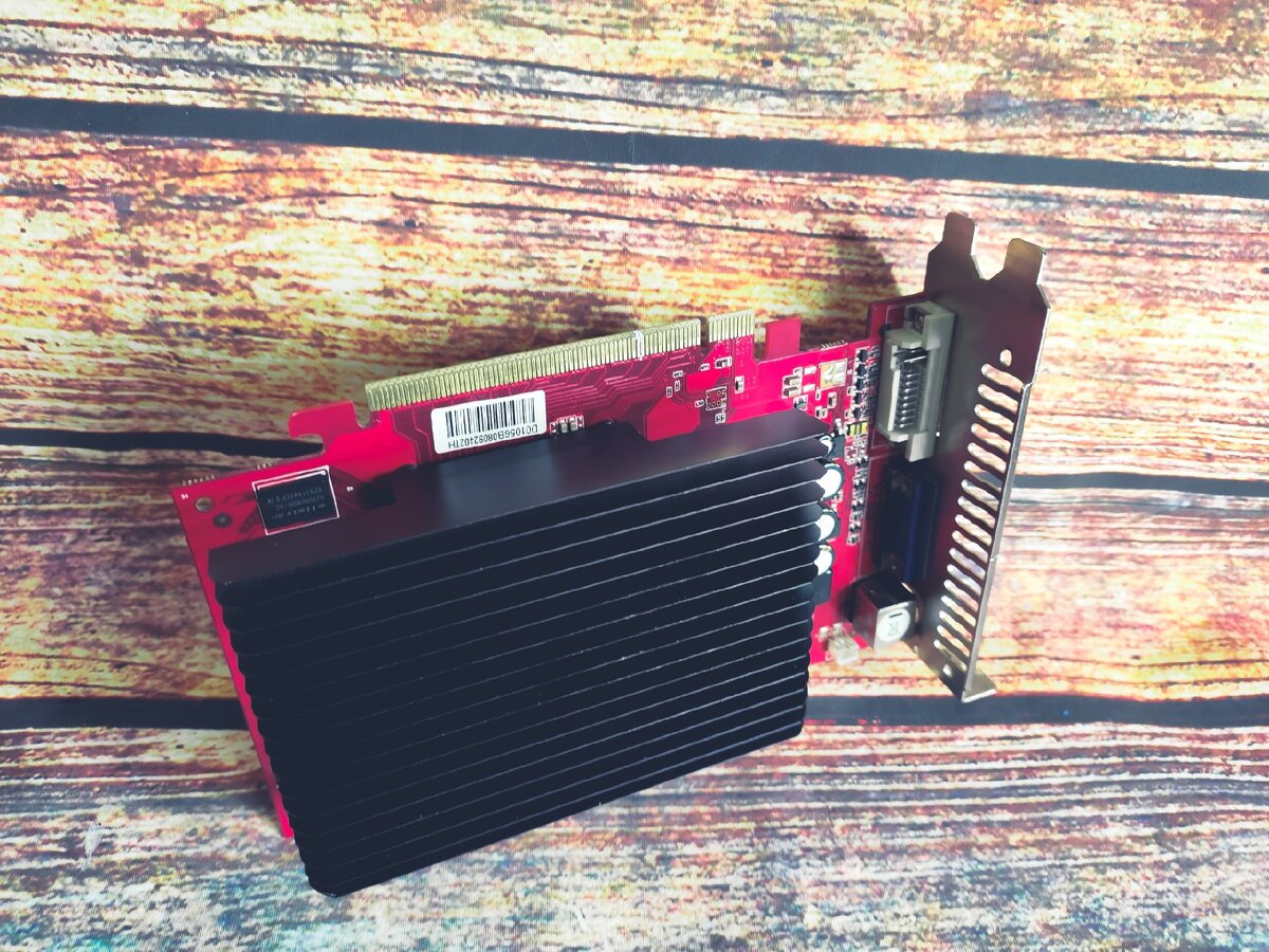 Старенькая видеокарта, но все еще рабочая.