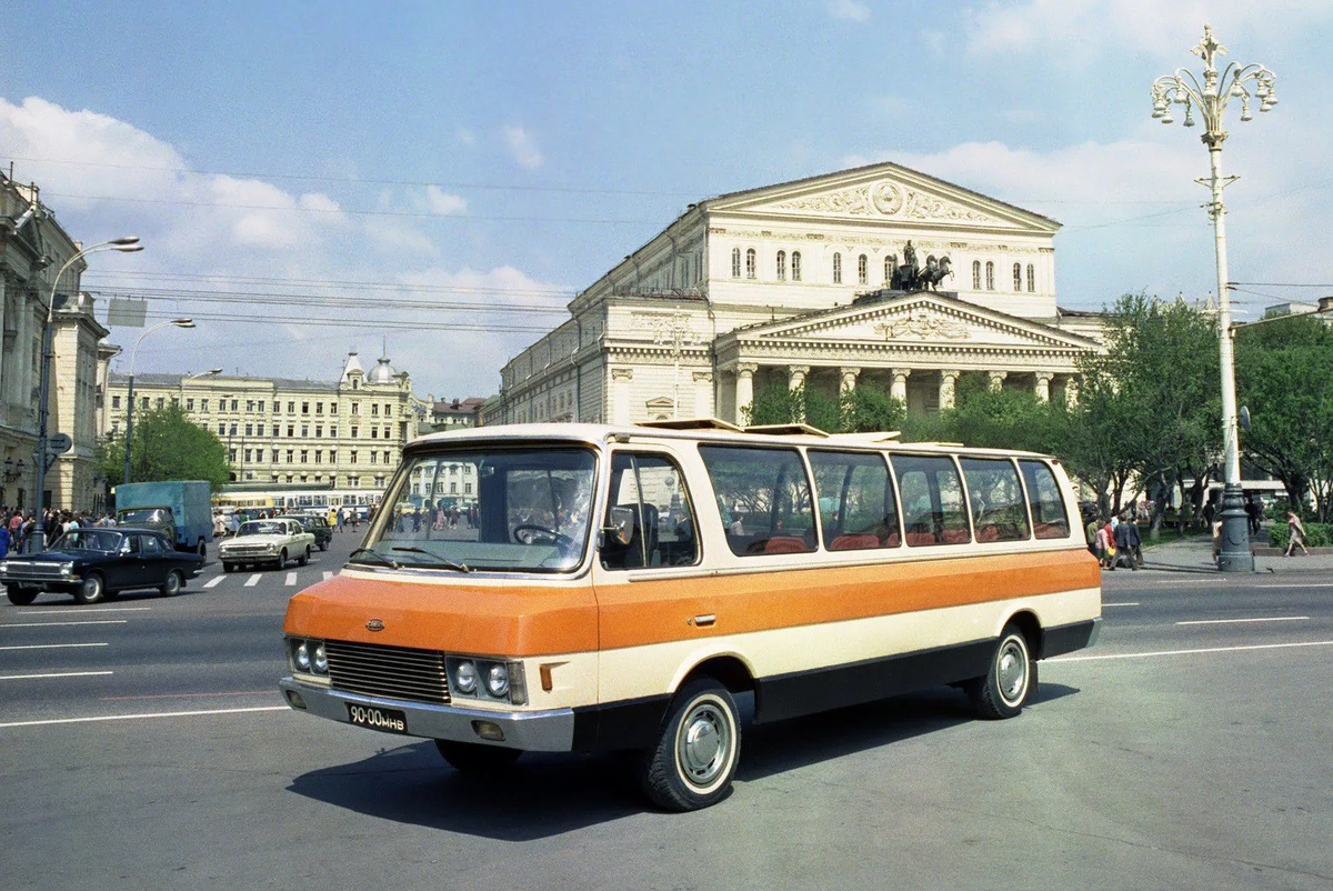 "Юность" напротив Большого Театра в Москве