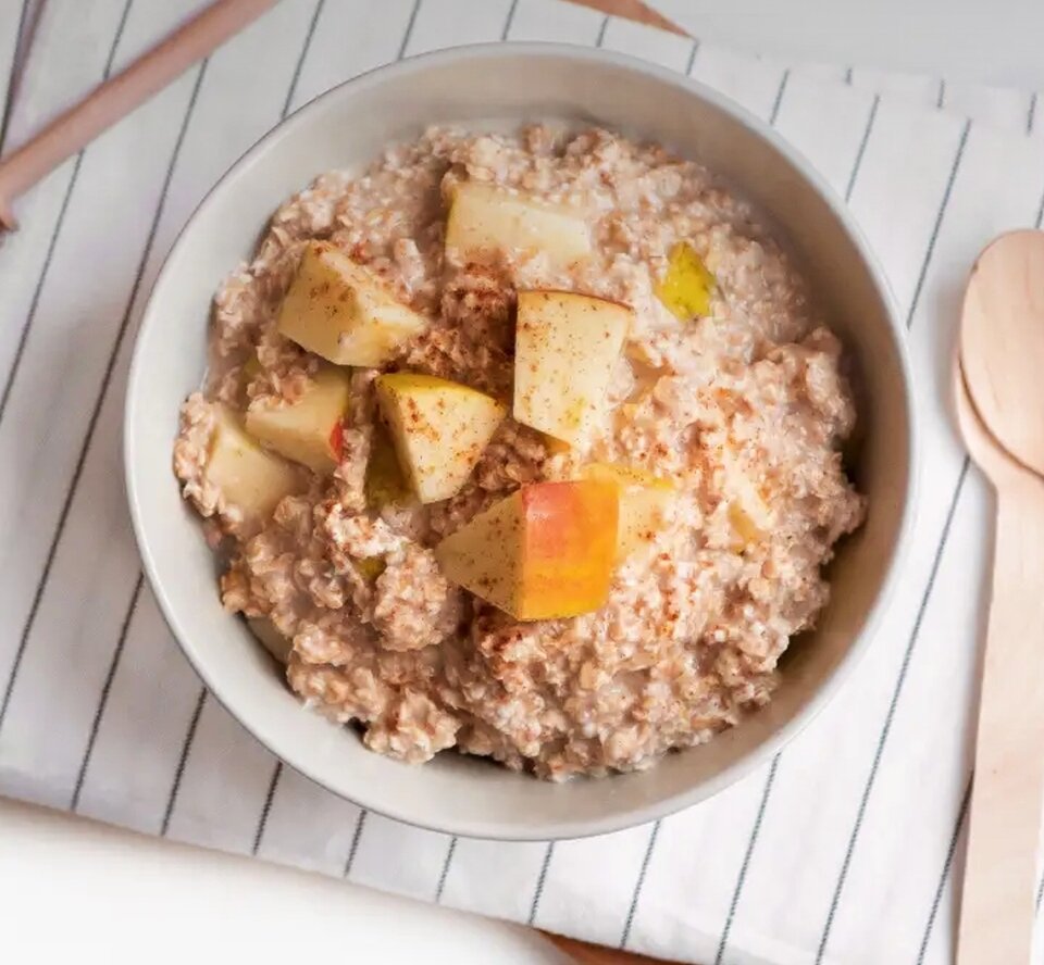 Ночная овсянка с яблоком

Приготовьте такую овсянку с яблоками с вечера, и утром вас будет ждать вкусный завтрак! Это значит, что вы сможете уделить утренней тренировке чуть больше времени. Совет: такую овсянку удобно брать с собой, если делать ее в баночке с крышкой или плотно закрывающемся контейнере.

Ингредиенты для 2 порций:

• 1 яблоко (140 г)

• овсяные хлопья (100 г)

• яблочный соус (100 г)

• молоко, 1,5% жирности
 (240 мл)

• мед (1 ст.ложка, 20 г)

• корица (по вкусу)

Инструкции по приготовлению 2 порций:

1. Разрежьте яблоко на четыре части, уберите серединки и мелко нарежьте.

2. Ложкой смешайте остальные ингредиенты и вмешайте кусочки яблок.

3. Оставьте в холодильнике на ночь.

4. Приятного аппетита!