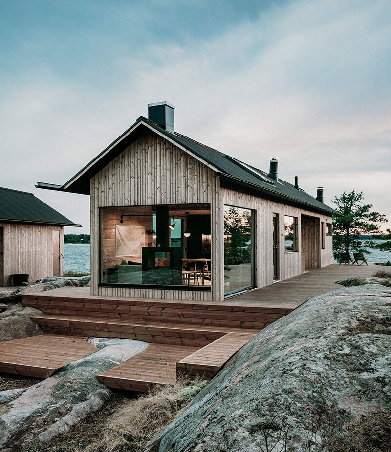 Постройки выполнены в традиционном аскетизмом скандинавском стиле. Главное в этой даче — невероятной красоты окружающая природа, любоваться которой можно с открытых террас и через большие панорамные окна.