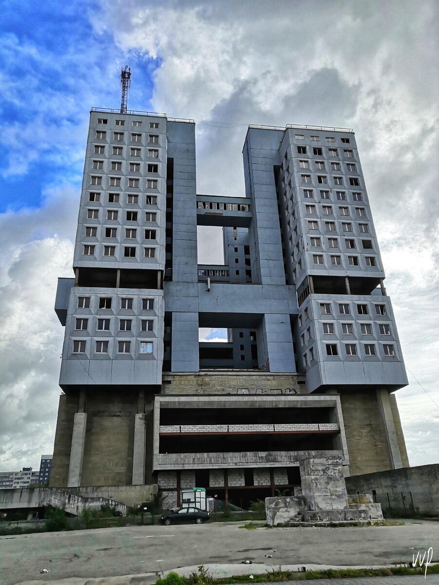Только представьте, это здание стоит в самом центре Калининграда! Кстати, в 2018 году во время Чемпионата Мира по футболу, чтобы хоть как-то его облагородить на Дом Советов повесили экраны с трансляцией матчей а на площади сделали фан-зону. 
