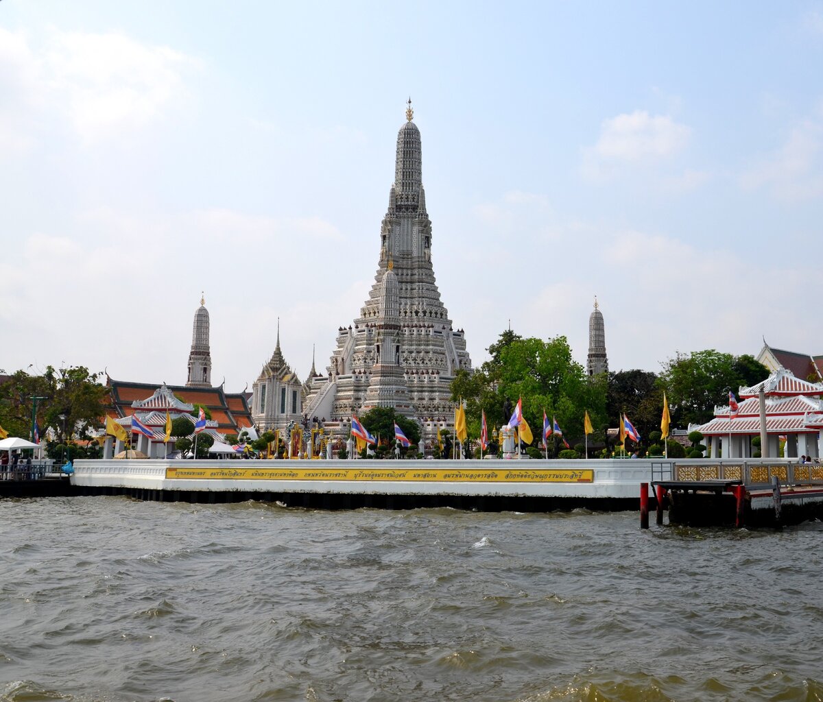 Храм Ват Арун в Бангкоке. Вид с реки Чаупхрая. Фото автора.
