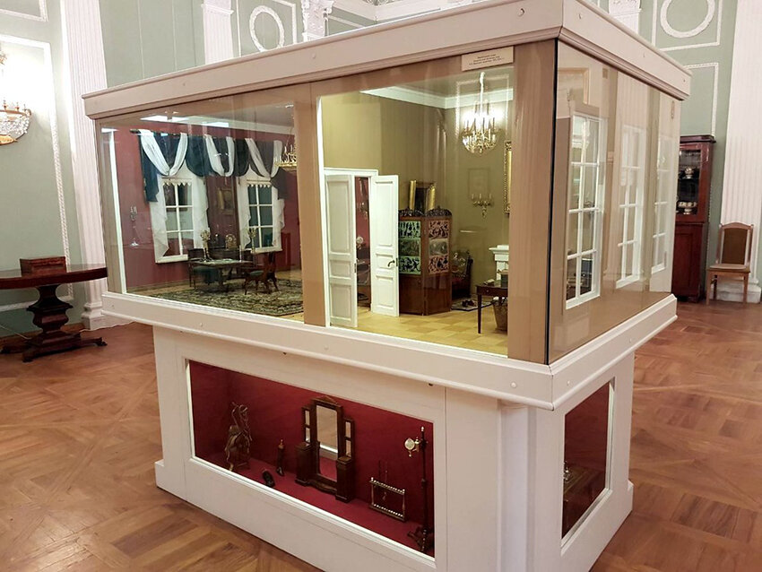 Кукольный Нащокинский домик в экспозиции музея-квартиры Пушкина на Мойке, 12 в Санкт-Петербурге