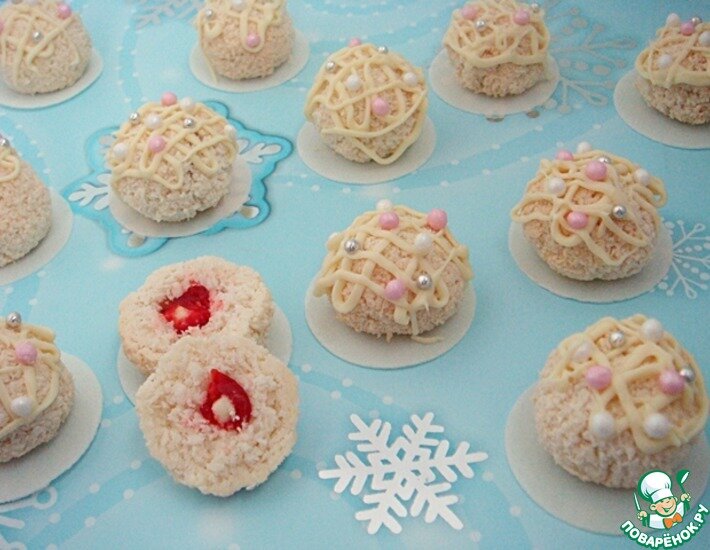 Предлагаю вам приготовить нежное, с легкой ноткой карамели и ванили печенье, имеющее ярко выраженный кокосовый вкус, который идеально гармонирует с белым шоколадом и вяленой вишней. Так приятно им побаловаться, особенно в преддверии всеми любимого праздника!