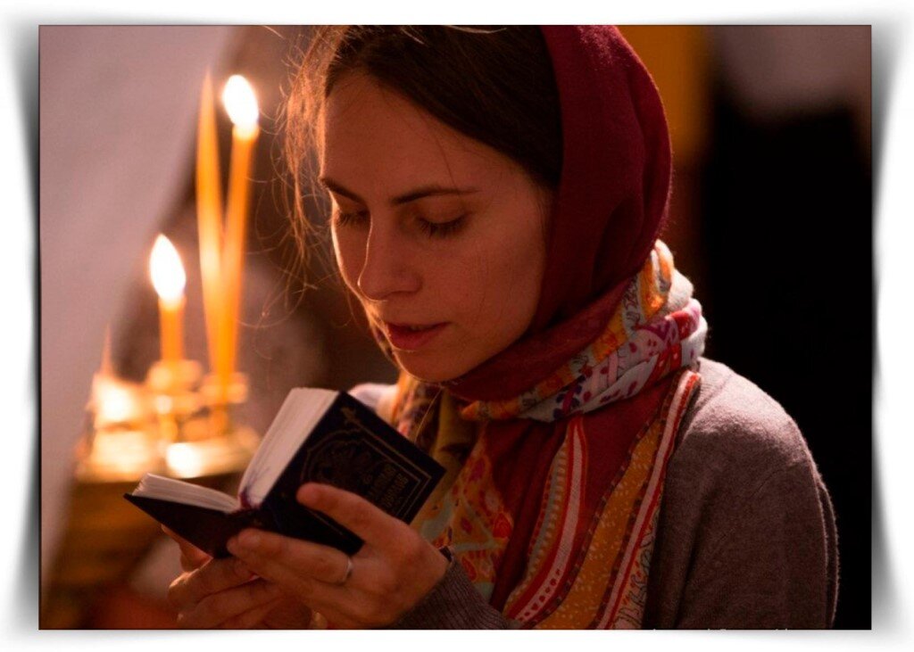 Святое чтение слушать. Православная девушка. Женщина молится. Домашняя молитва. Молитвенник православной женщины.