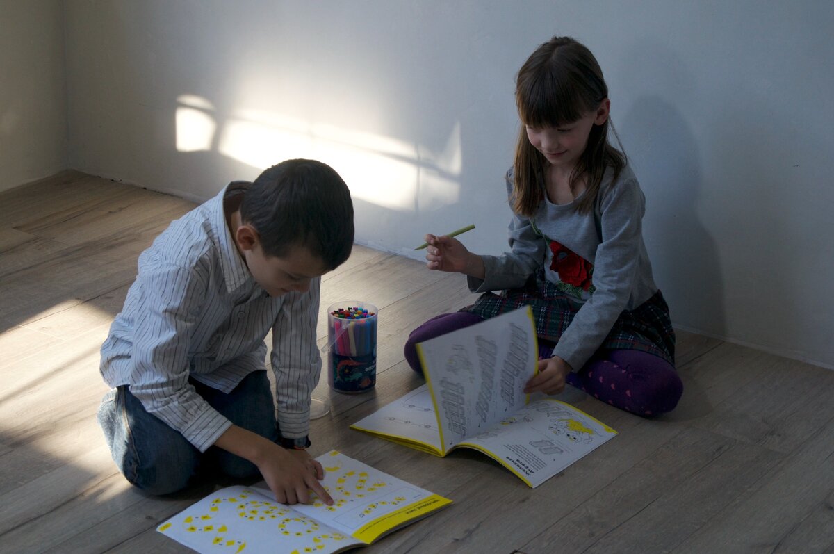 Деткам нравится выполнять задания из тетрадей от "банды умников"