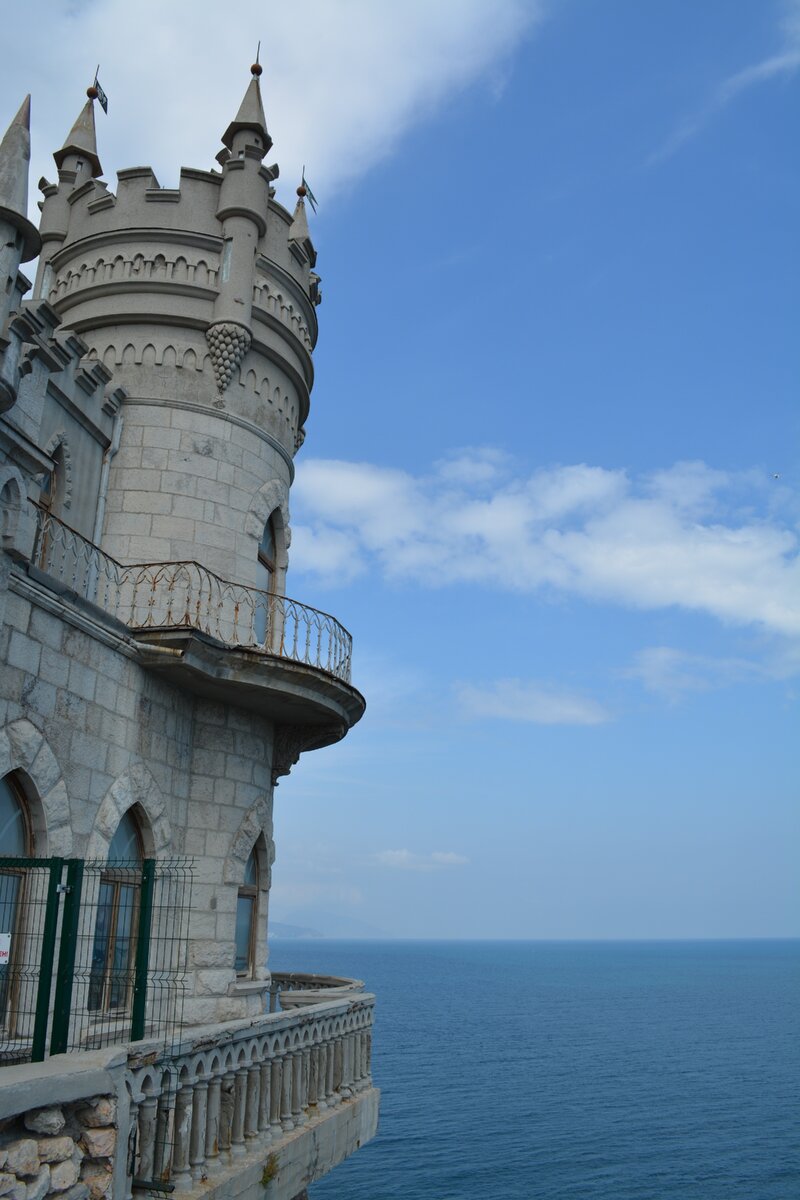 В 1911 году участки и дом купил московский миллионер Сергей Карпович Рахманов, старший брат философа и издателя Георгия Карповича Рахманова. Братья Сергей, Иван и Георгий Рахмановы принадлежали к одной из самых богатых семей в Москве. Они вошли в архитектурную историю Москвы строительством известных доходных домов, которые стали характерными ампирными приметами столицы. Рахмановы известны также своим уникальным собранием иконописи, над которым работал приглашённый ими Павел Муратов.