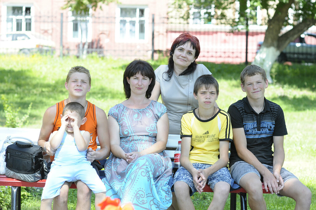 Фото на память с соц педагогом. В желтой футболке Илюша, рядом Стасик.