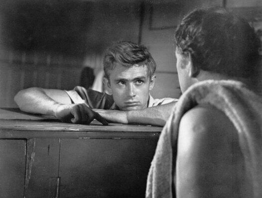 Кадр из фильма "К востоку от рая"