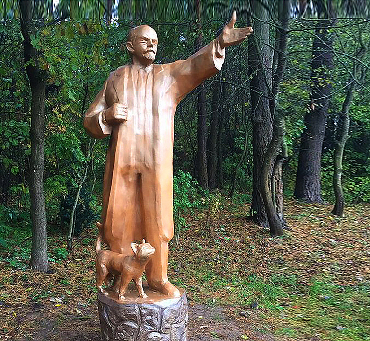 Скульптура около Витебска, очень странная. Автор видимо что-то принял.