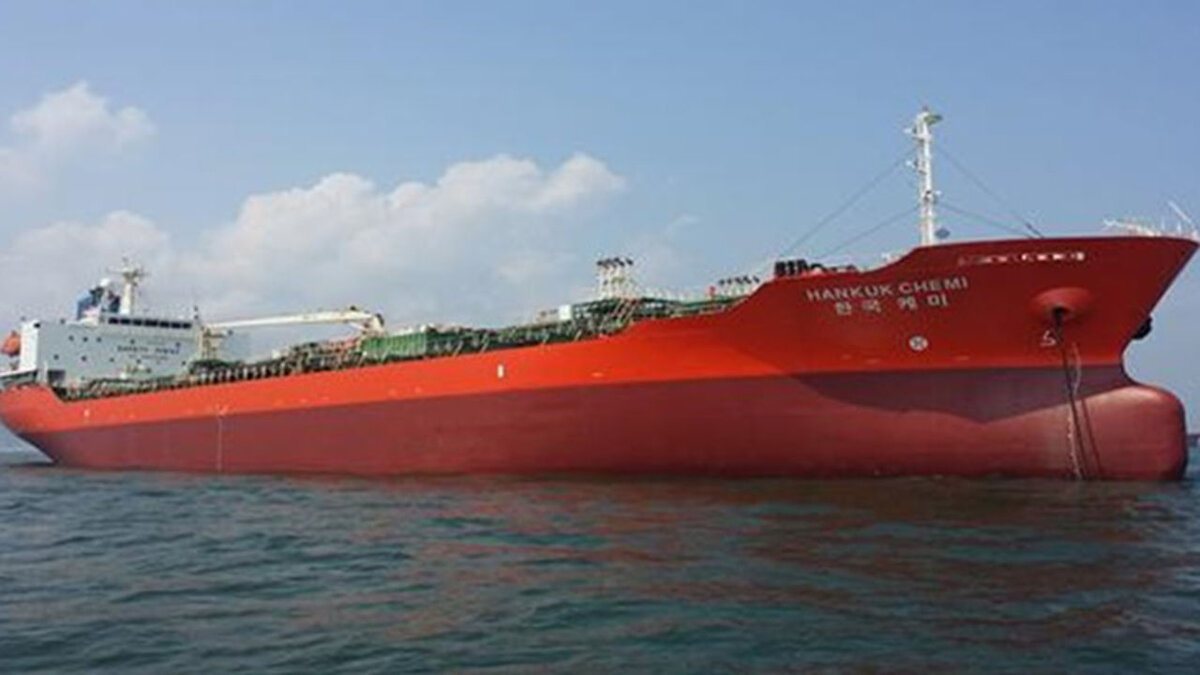 На этой фотографии с веб-сайта DM Shipping показан южнокорейский нефтяной танкер MT Hankuk Chemi. (DM Shipping)