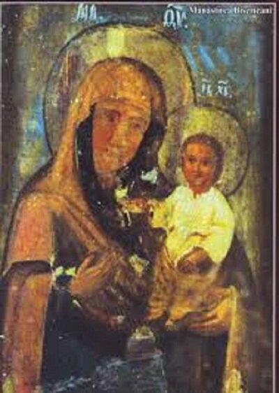 Старинная икона Божьей Матери, найденная в дубе