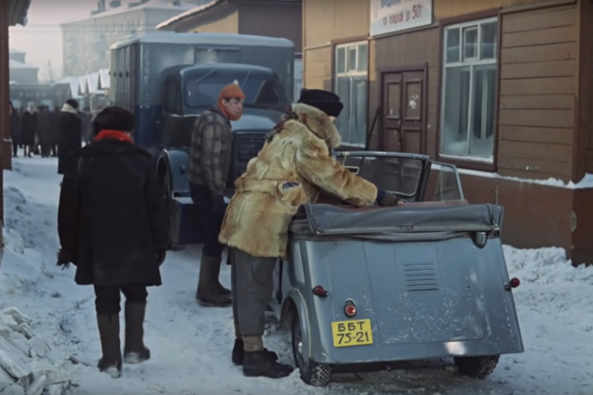  Кадр из фильма «Операция «Ы» и другие приключения Шурика» (листать вправо).