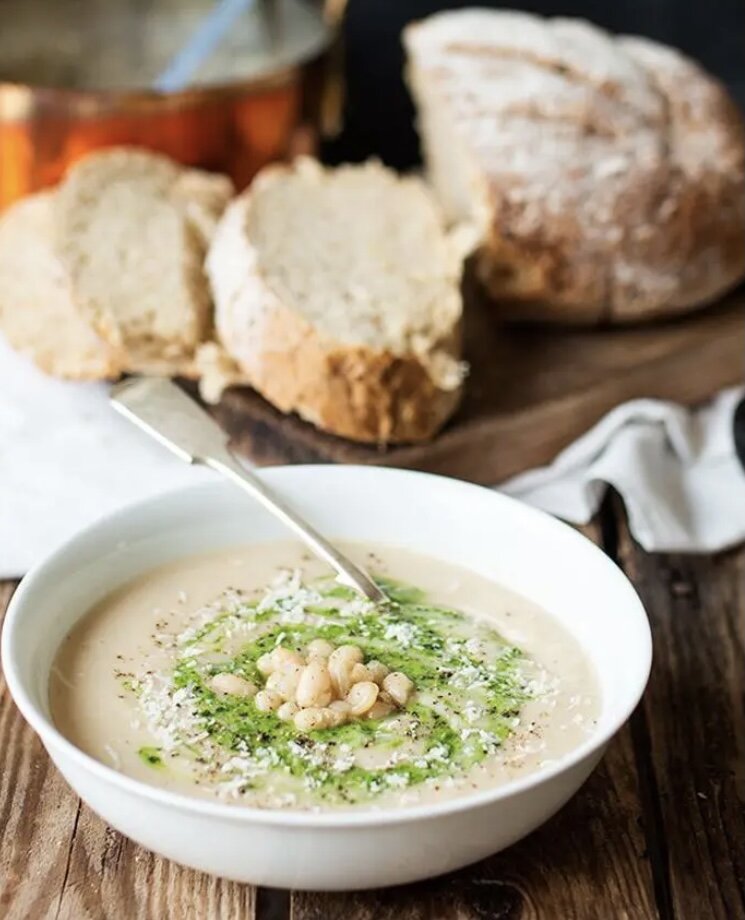 Вам понадобятся:

400 г плавленого сыра (без добавок)

половинка большого сладкого перца (красного или желтого)

половинка помидорки

200 г ветчины (можно нежирный варено-копченый бекон)

3 шампиньона (больших, свеженьких)

орех мускатный (порошок на кончике чайной ложечки)

специи (соль, перец черный горошком)

4 ст. л. оливкового масла (для жарки)

шафран (столько же, сколько мускатного ореха, отрегулируете в процессе)

1 пучок зелени (подойдет любая, для украшения)

0,5 банки черных оливок

красная консервированная фасоль (в собственном соку)

бульон или вода с бульонным кубиком (куриный, грибной, мясной, овощной — вкус не пострадает)


Приготовление:

Для начала режем ветчину большими пластинами так тонко, как сможете.

Теперь режем шампиньоны тоненькими дольками так, чтобы было видно, что это гриб.

Перец нарезаем кубиками или полосочками или и тем и другим. Помидорку режем произвольными кусочками.

Берем большую сковороду, разогреваем в ней оливковое масло и обжариваем ветчину до золотистого цвета. Потом добавляем шампиньоны, перец и помидорку.

Теперь берем бульон (или воду с бульонным кубиком), складываем туда обжаренные овощи и добавляем консервированную фасоль.

И приступаем к главному: понемногу добавляем плавленый сыр и размешиваем. Достигаем желаемой густоты.

Добавляем мускатный орех, соль и черный перец и перемешиваем.

Минут через 5 добавляем оливки, порезанные кружочками, и зелень (можно в кастрюлю или тарелки). Суп готов!