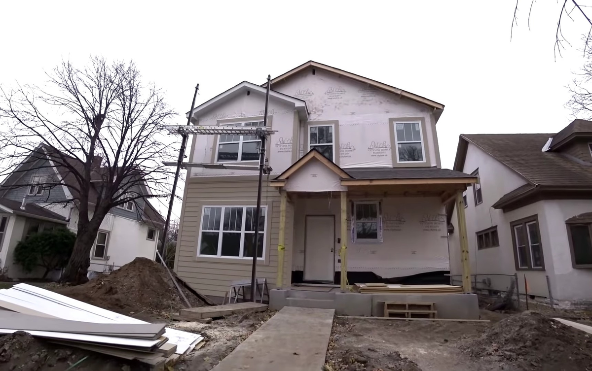 Дом практически закончен! Проводится отделка сайдингом и внутренние отделочные работы!