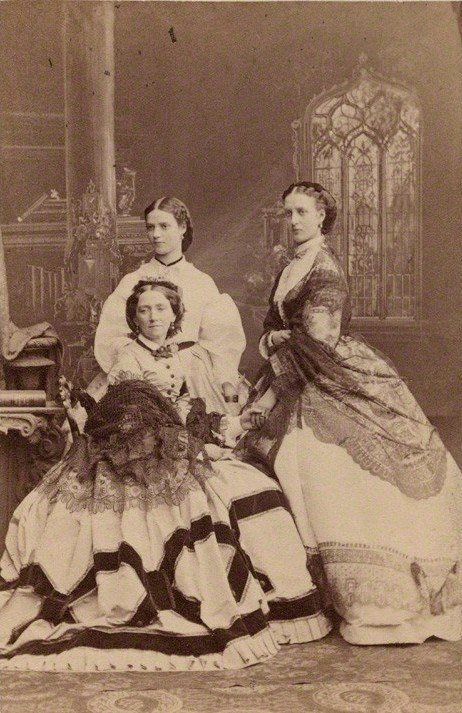 Принцессы с матерью