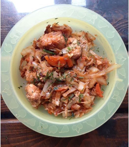 Тушеная капуста с индейкой и овощами