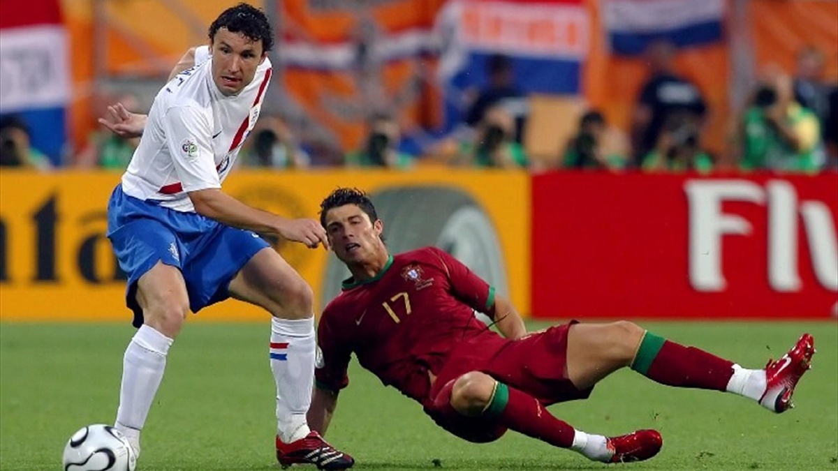 1-я желтая  карточка матча.