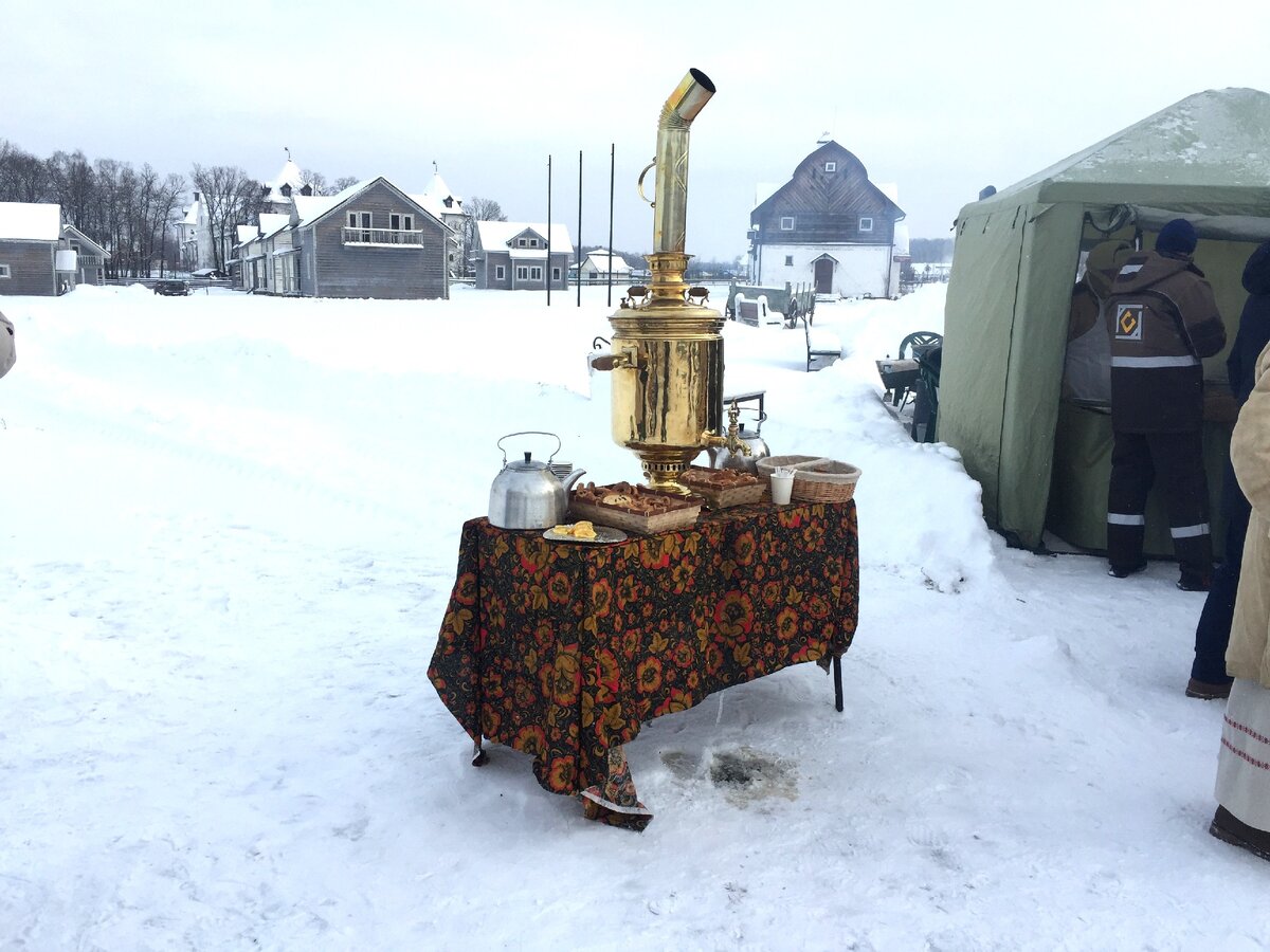 Это полевая кухня - завтрак на встречу гостей.