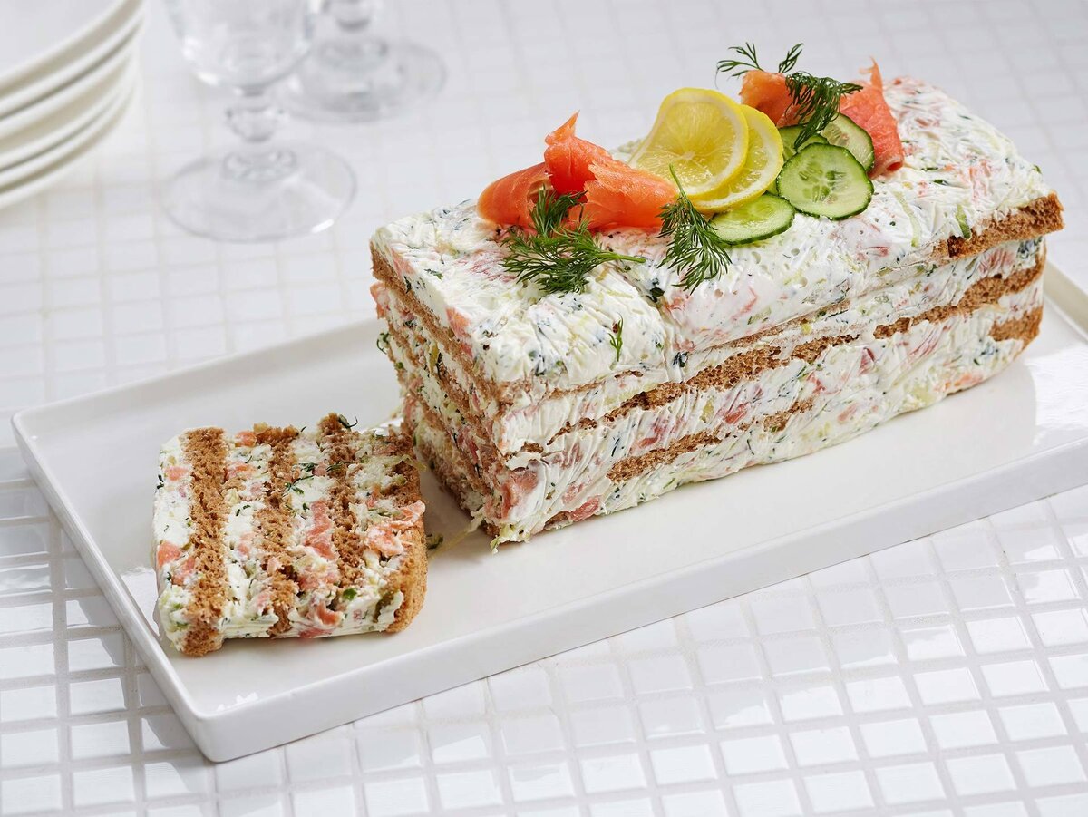 Сендвич-торт с морепродуктами 