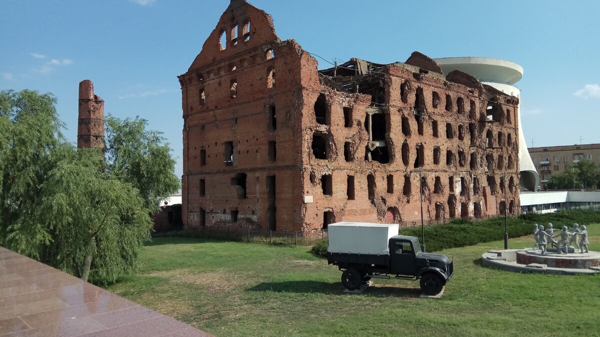 Мельница Гергардта и скульптурная композиция "Дети". Фото автора
