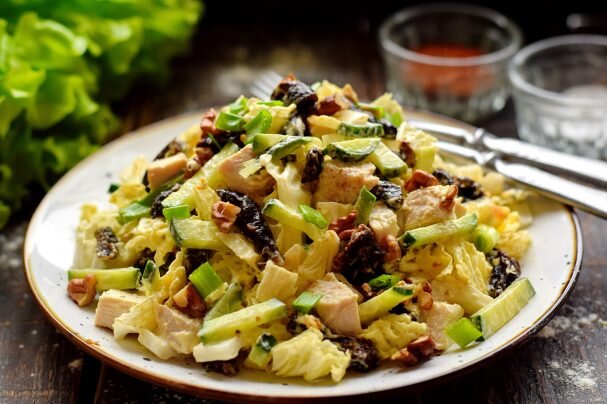 Салат с курицей, капустой и черносливом