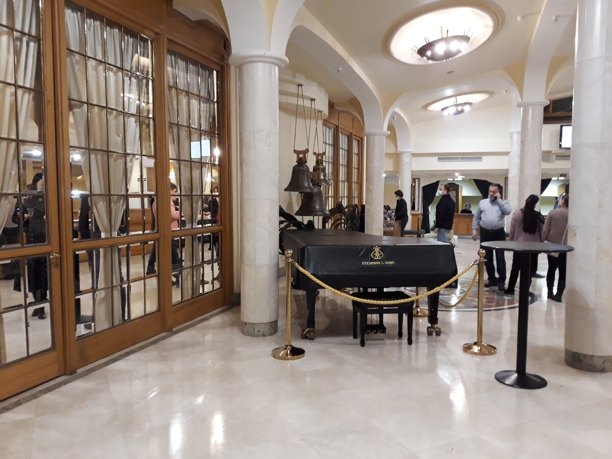 Фойе театра Новая опера. Колокола в фойе, люстры в зрительном зале в форме колоколов.