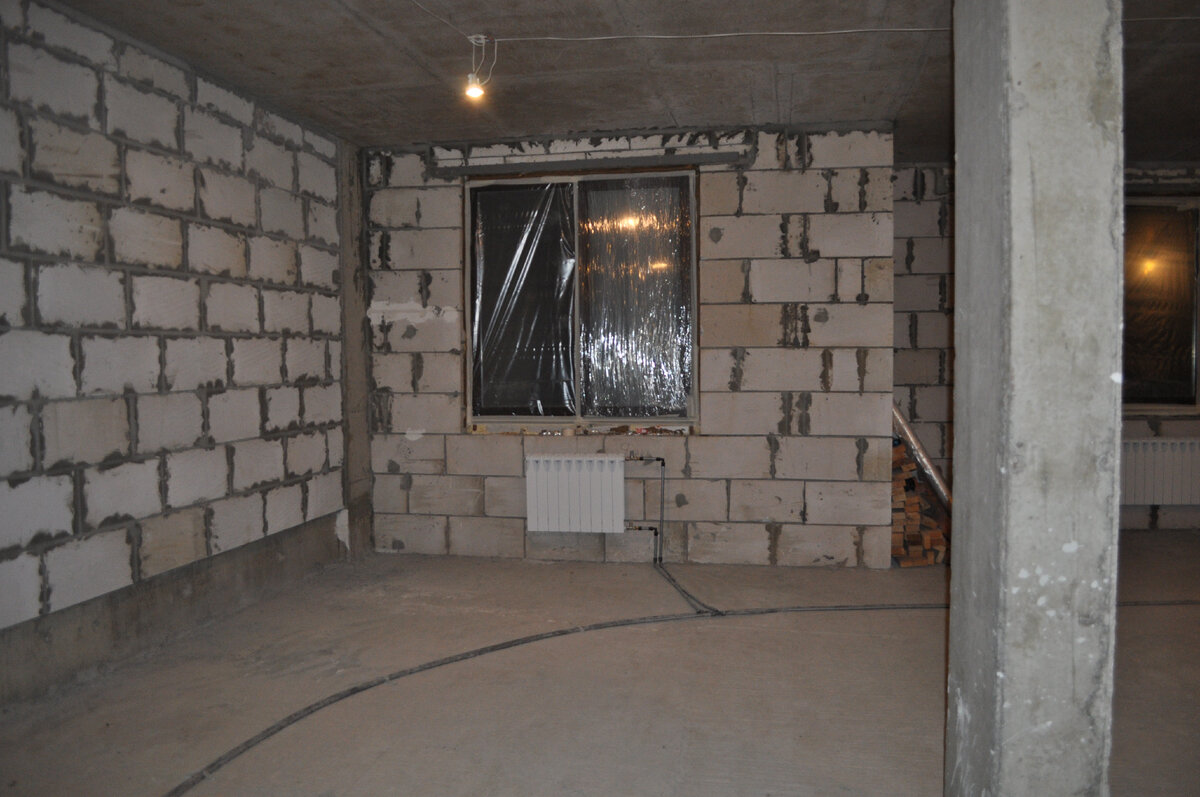 Вот так квартира выглядела изначально. Колонна есть, перегородок нет. Фото автора статьи