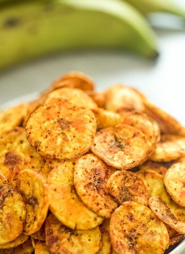 Хрустящие, вкусные и полезные снэки - чипсы из бананов.  Фото: cooktoria.com