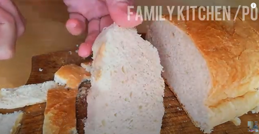 1. С батона срезаем корочки