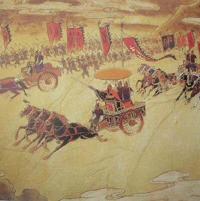 Боевые гремят колесницы,
 Кони ржут и ступают несмело.
 Людям трудно за ними тащиться
 И нести свои луки и стрелы.
 Плачут матери, жены и дети -
 Им с родными расстаться не просто,
 Пыль такая на белом на свете - 
 Что не видно сяньянского моста*. 
 И солдат теребят за одежду,- 
 Все дрожат перед близостью битвы,- 
 Здесь Мольба потеряла Надежду. 
 Вознося в поднебесье молитвы. 
 И прохожий у края дороги 
 Только спросит: "Куда вы идете?" 
 Отвечают: "На долгие сроки, 
 Нет конца нашей страшной работе. 
 Вот юнец был: семье своей дорог, 
 Сторожил он на Севере реку, 
 А теперь, хоть ему уж за сорок, 
 Надо вновь воевать человеку. 
 Не повязан повязкой мужскою,- 
 Не успел и обряд совершиться,- 
 А вернулся с седой головою, 
 И опять его гонят к границе. 
 Стон стоит на просторах Китая - 
 А зачем императору надо 
 Жить, границы страны расширяя: 
 Мы и так не страна, а громада. 
 Неужели владыка не знает, 
 Что в обители ханьской державы 
 Не спасительный рис вырастает - 
 Вырастают лишь сорные травы. 
 Разве женщины могут и дети 
 Взять хозяйство крестьянское в руки? 
 Просто сил им не хватит на свете, 
 Хватит только страданья и муки. 
 Мы стоим, как солдаты, на страже 
 И в песках, и на горных вершинах... 
 Чем отличны баталии наши 
 От презренных боев петушиных? 
 Вот, почтенный, как речью прямою 
 Говорим мы от горькой досады... 
 Даже этой свирепой зимою 
 Отдохнуть не сумели солдаты. 
 Наши семьи сломила кручина - 
 Платят подати, платят налоги; 
 И уже не желаешь ты сына, 
 Чтоб родился для слез и тревоги. 
 Дочь родится, годна для работы,- 
 Может, жизнь ее ты и устроишь. 
 Ну, а сын подрастет - уж его-то 
 Молодого в могилу зароешь.
 Побродил бы ты, как на погосте,
 Вдоль нагих берегов Кукунора**:
 Там белеют солдатские кости -
 Уберут их оттуда не скоро.
 Плачут души погибших недавно,
 Плачут души погибших когда-то.
 И в ночи боевой и бесславной
 Их отчетливо слышат солдаты".