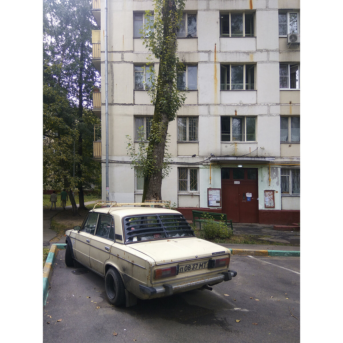 Пацанский таз на фоне трущеб?