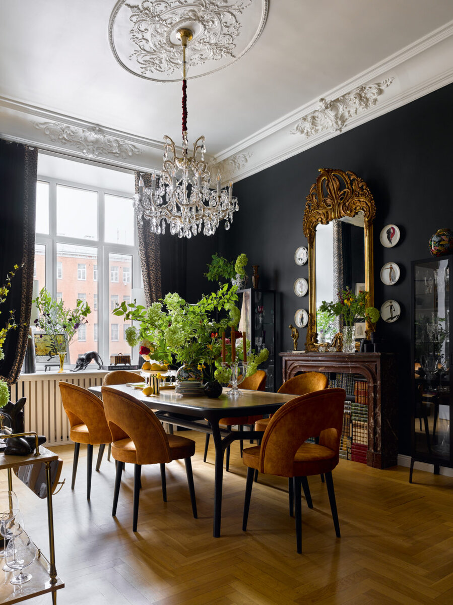  Столовая. Мраморный каминный портал XIX века хозяйка приспособила под хранение части своей библиотеки. Стол, Køpmann; вазы, The Dar Store и RetroNord Vintage; шторы, Loffilab; в витринах, IKEA, коллекция винтажной и антикварной посуды.