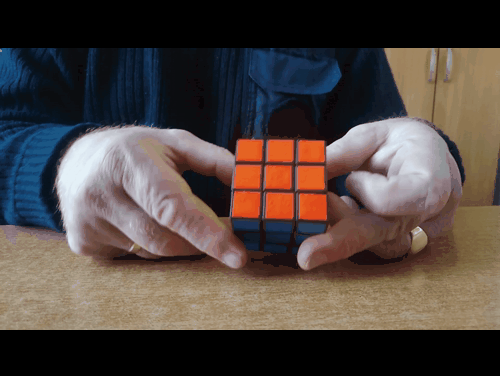 Крутим одну сторону против часовой на 90 градусов, потом весь куб против часовой на 90 градусо и опять сторону на 90 и далее всё по кругу, соберётся однажды обратно?