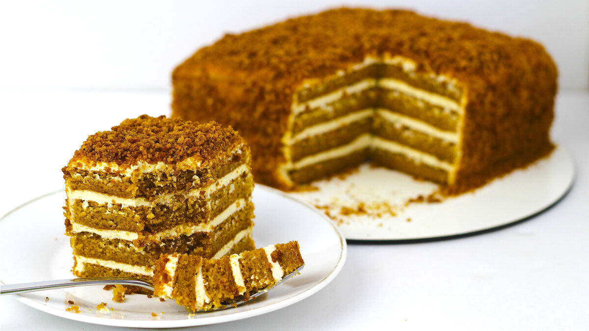 «Вместо сахара добав­ляю мед»: рецепт фи­никового торта со сли­вочно-банановым кремом