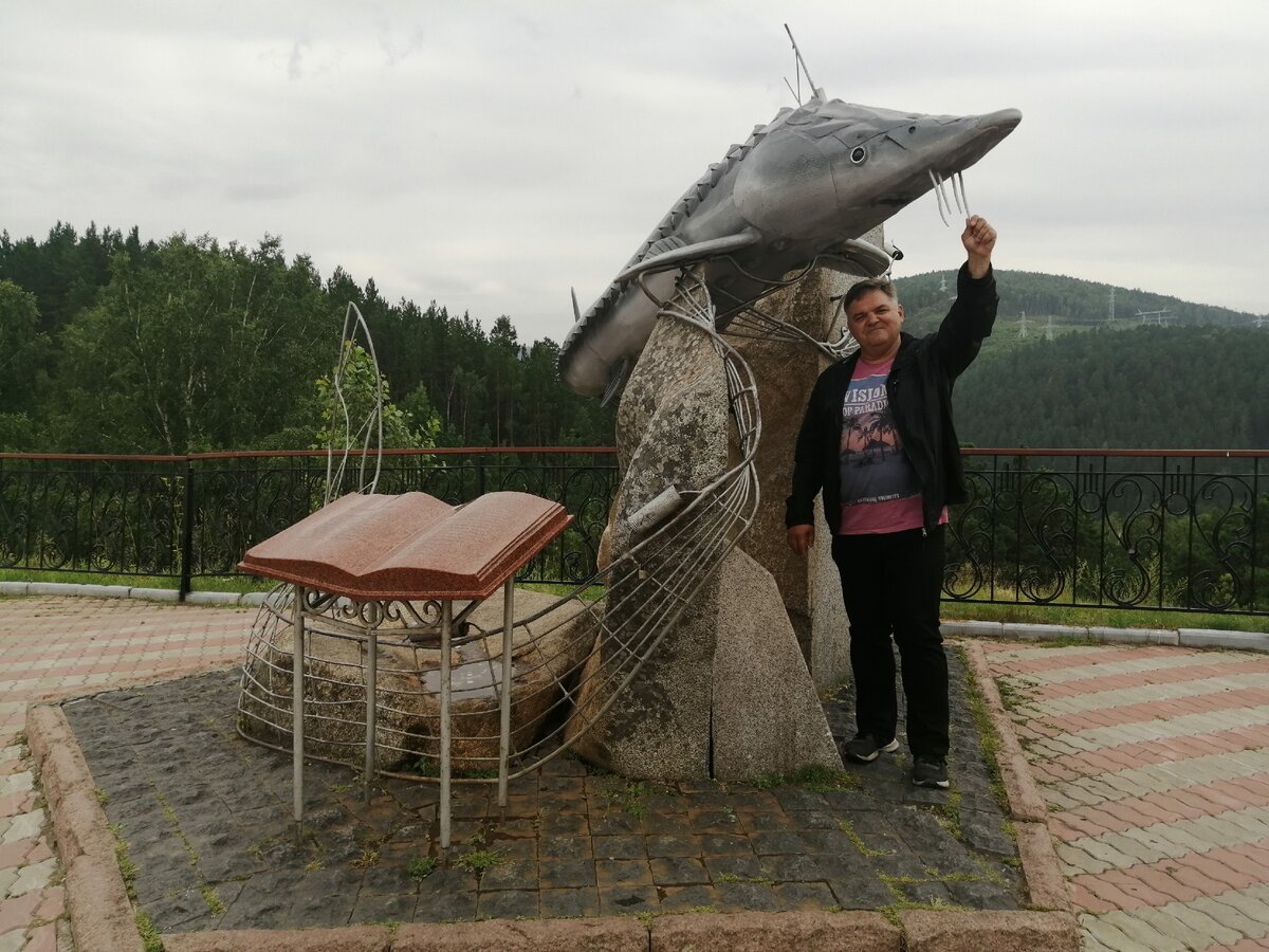 памятник осетру