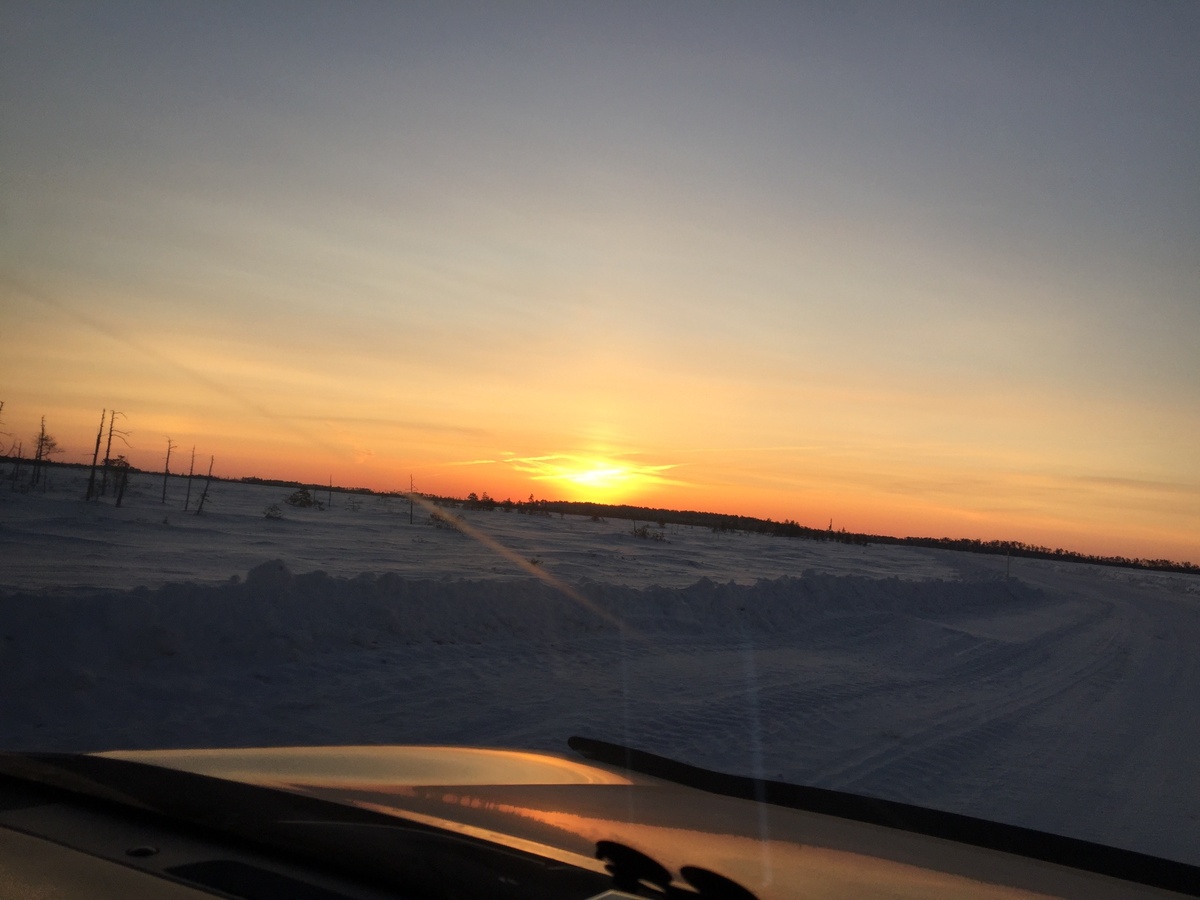 Прямо и вокруг болото. Однако всё замерзло. Зимник называется.