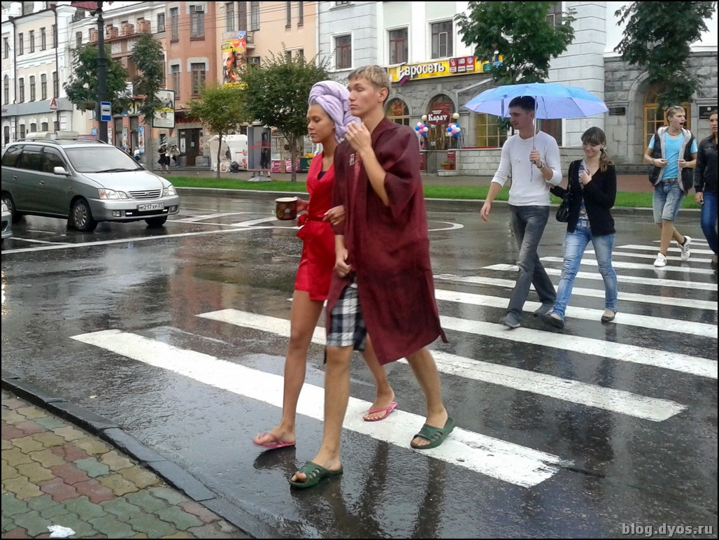 Странно хожу. Люди в тапочках на улице. Человек в халате на улице. Девушка в тапочках на улице. Приколы на улице.