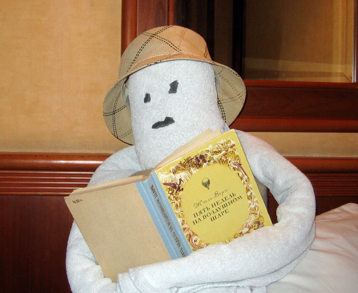 Раньше даже тряпичные человечки читали книжки. Фото автора