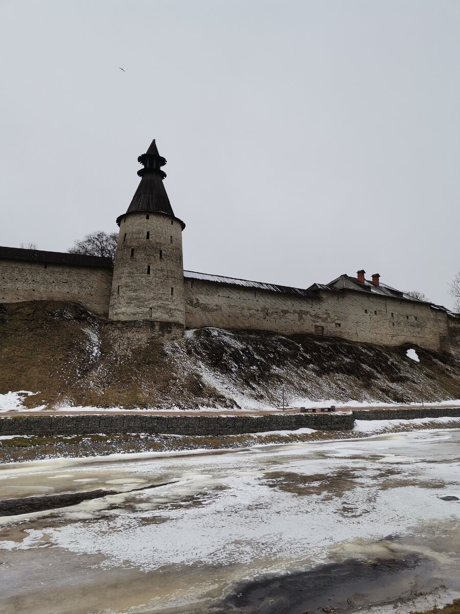 Стена Псковского кремля