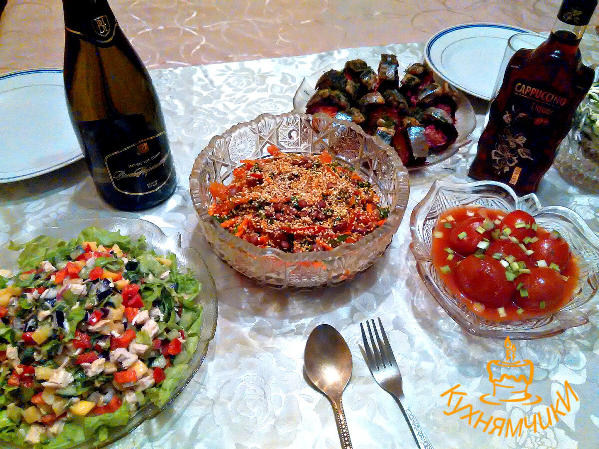 Из традиционных салатов была только селедка под шубой, но в нетрадиционном оформлении. Готовится гораздо проще чем кажется, далее показываю как. Листайте.