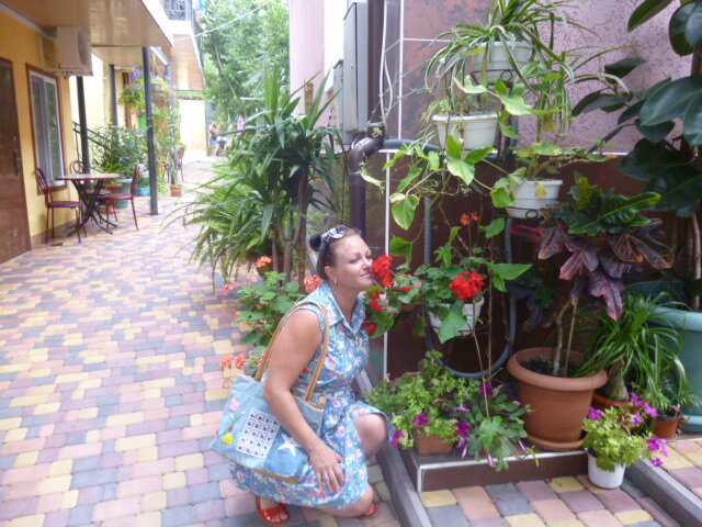 Территория гостевого дома вся в цветах, чистая и ухоженная.